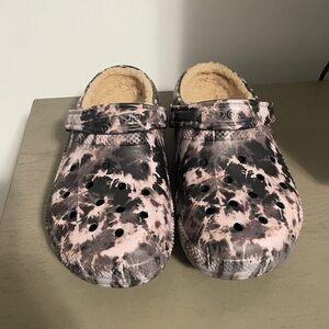 Crocs. Pink and Black Camouflage Fleece Lined Crocs. Women’s 8/Men’s 9.